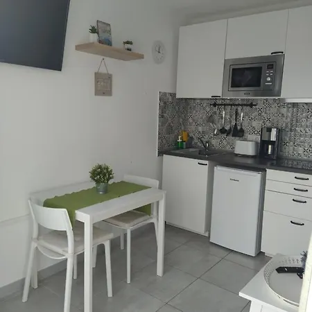 Delfines 2 - Small - Pool View- Good Wifi - 5 Minuts To The Beach * Puerto del Carmen (Lanzarote)